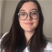 Estudiante ofrece ayuda con los deberes de los niños de primaria